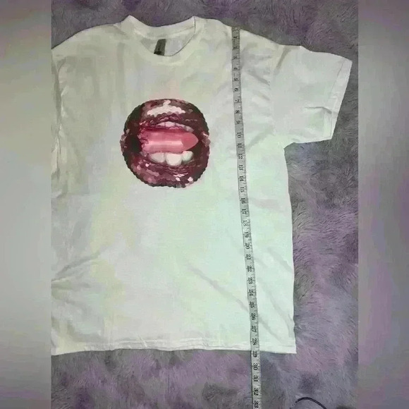 Large Graphic Tee Lips and Lipstick - Picture 6 of 6